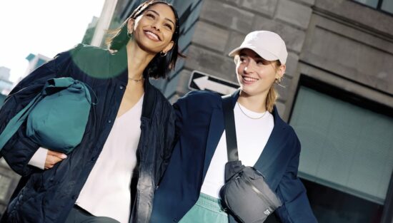 Encontrar ofertas de Lululemon toma tiempo, pero es posible Dos mujeres jóvenes con look deportivo, usando ropa de Lululemon