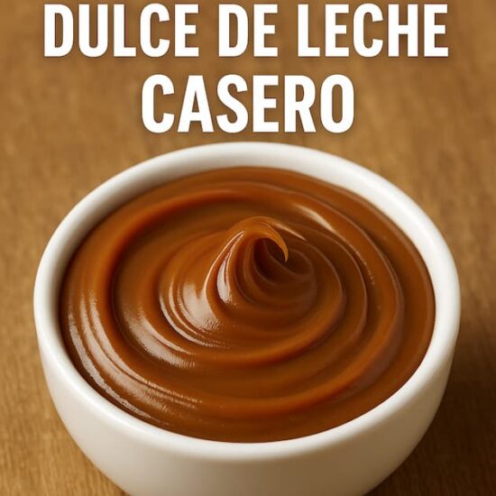 Dulce de leche casero cremoso servido en un cuenco, receta paso a paso.