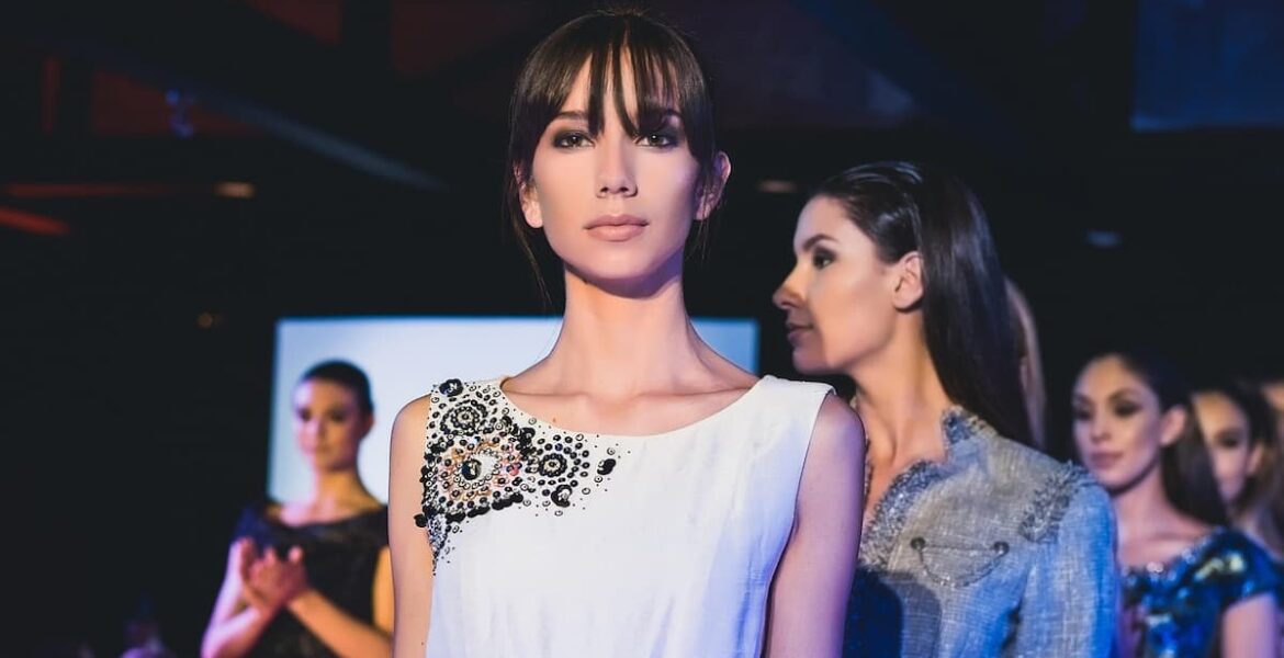 Desfile de moda de mujeres con look elegante sencillo, el sello del quiet luxury.