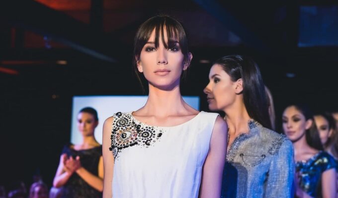 Desfile de moda de mujeres con look elegante sencillo, el sello del quiet luxury.