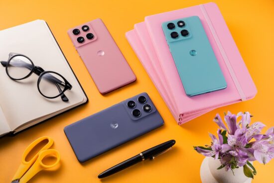 Ideas de regalos para el Día de la Madre 2025 15 Teléfonos motorola de distintos colores sobre cuadernos y anotadores.