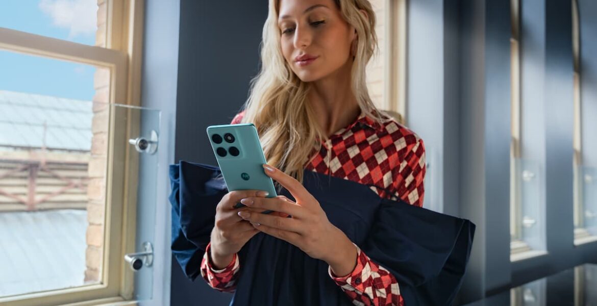 Mujer joven disfrutan su Motorola Edge 60 Fusion