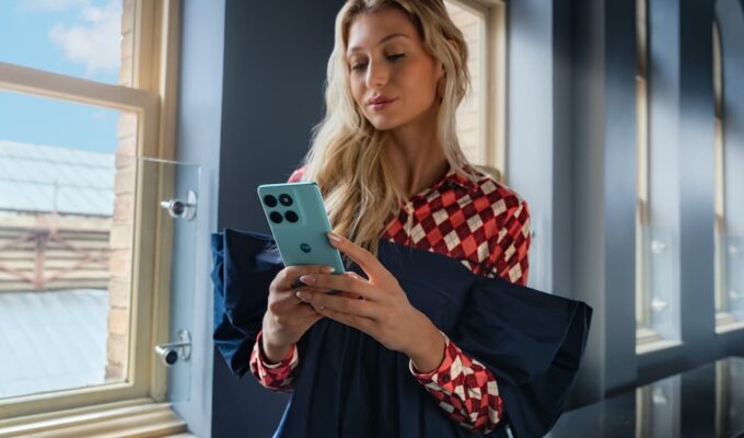 Mujer joven disfrutan su Motorola Edge 60 Fusion