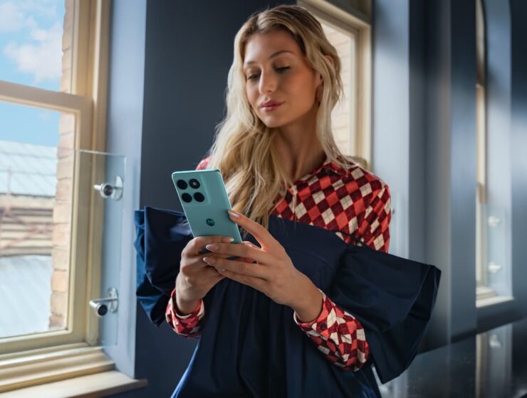 Mujer joven disfrutan su Motorola Edge 60 Fusion