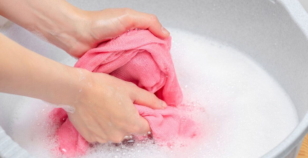 Lavar a mano la ropa cuando se tiñó en la lavadora