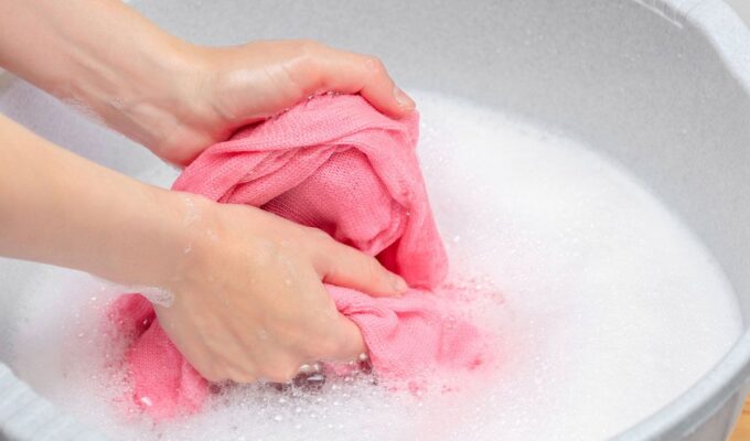 Lavar a mano la ropa cuando se tiñó en la lavadora