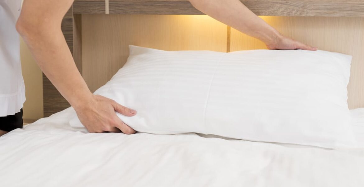 trucos de mucama preparando habitacion de hotel