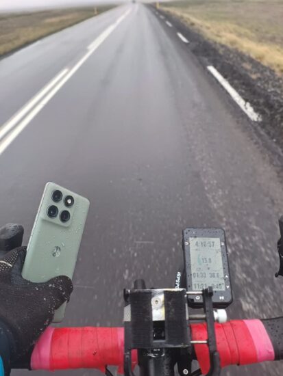 Ciclista con un teléfono Motorola en su mano
