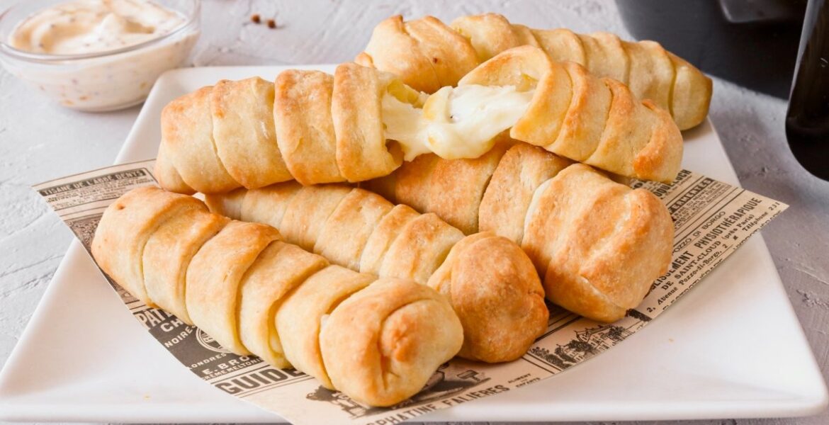 Tequeños venezolanos en una fuente, servidos con salsa