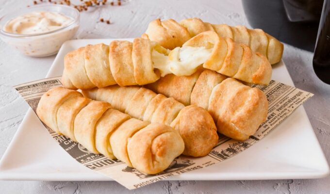 Tequeños venezolanos en una fuente, servidos con salsa