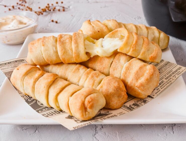 Tequeños venezolanos en una fuente, servidos con salsa