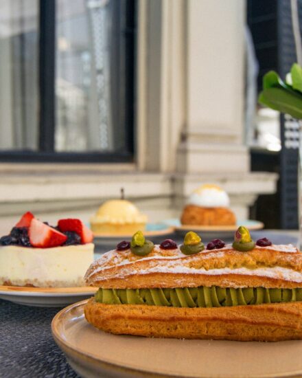 Pastelería de autor en Amayta Recoleta: éclair de pistacho y tortas gourmet.