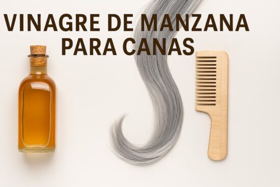 El vinagre de manzada es ideal para el cuidado del cabello canoso. Mechón de cabello con canas, peine y vinagre de manzada