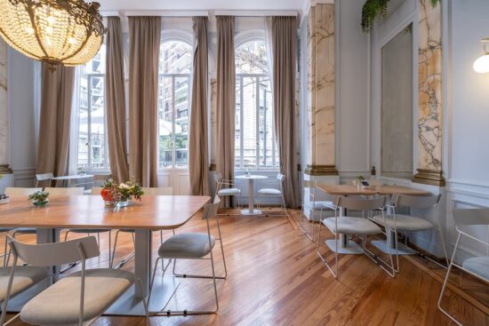 Salón de Amayta en Recoleta con ventanales altos y decoración clásica.