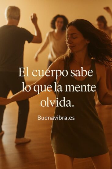 El cuerpo sabe lo que la mente olvida — danza y conciencia en movimiento. Personas bailando descalzas en un entorno natural con luz cálida, representando libertad, conexión interior y movimiento consciente.