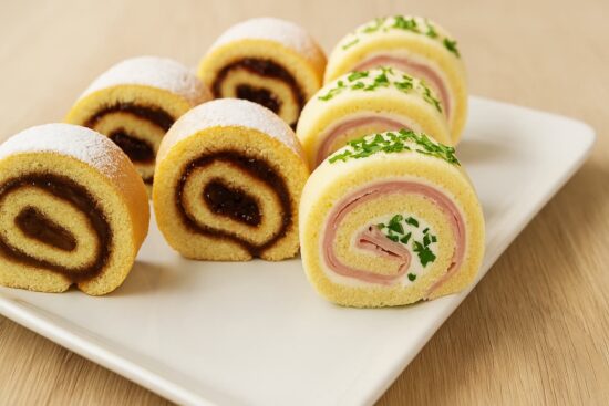 Piononos rellenos dulces y salados en un plato blanco, variedad de opciones fáciles.