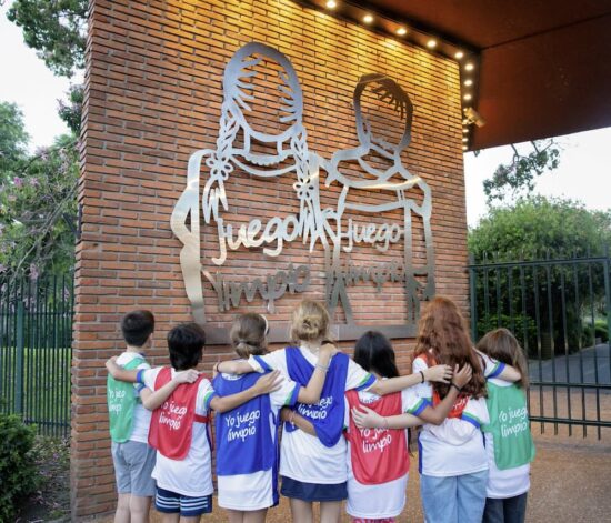 Niños socios del Club de Amigos frente al Mural Juego Limpio, en Buenos Aires
