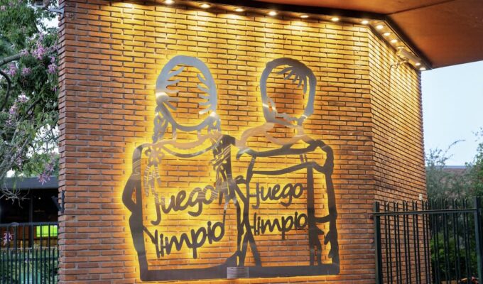 inauguró el Mural del Juego Limpio en el Club de Amigos. Está obra fue creada exclusivamente para el Club por el artista Alejandro Marmo.