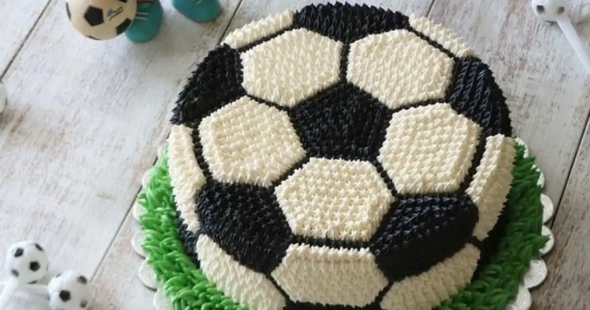 Detalle de técnica de rosetas en pastel de fútbol soccer