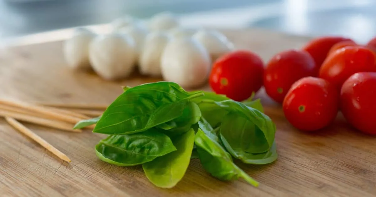 mozzarella fresca con albahaca para ensalada caprese Cómo hacer ensalada caprese