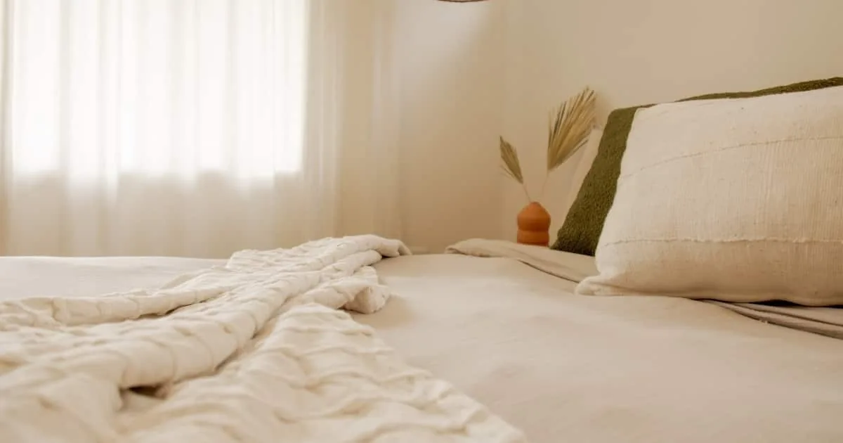 Ventilación para eliminar ácaros Dormitorio bien ventilado con luz natural entrando por la ventana, mostrando cómo el aire fresco ayuda a eliminar los ácaros de la cama y las sábanas.