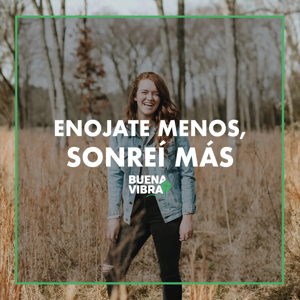 Frase positiva 'Enójate menos, sonríe más', un consejo para cultivar una buena vibra y el bienestar emocional.