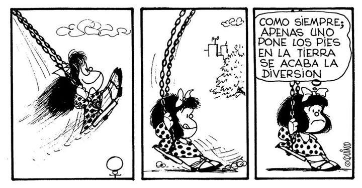 Tira cómica de Mafalda en un columpio, donde reflexiona que 'apenas uno pone los pies en la tierra se acaba la diversión', una famosa metáfora sobre los sueños y la realidad.