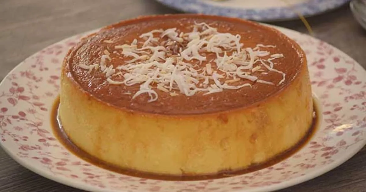 Flan casero de coco con caramelo oscuro sobre un plato con flores rosas