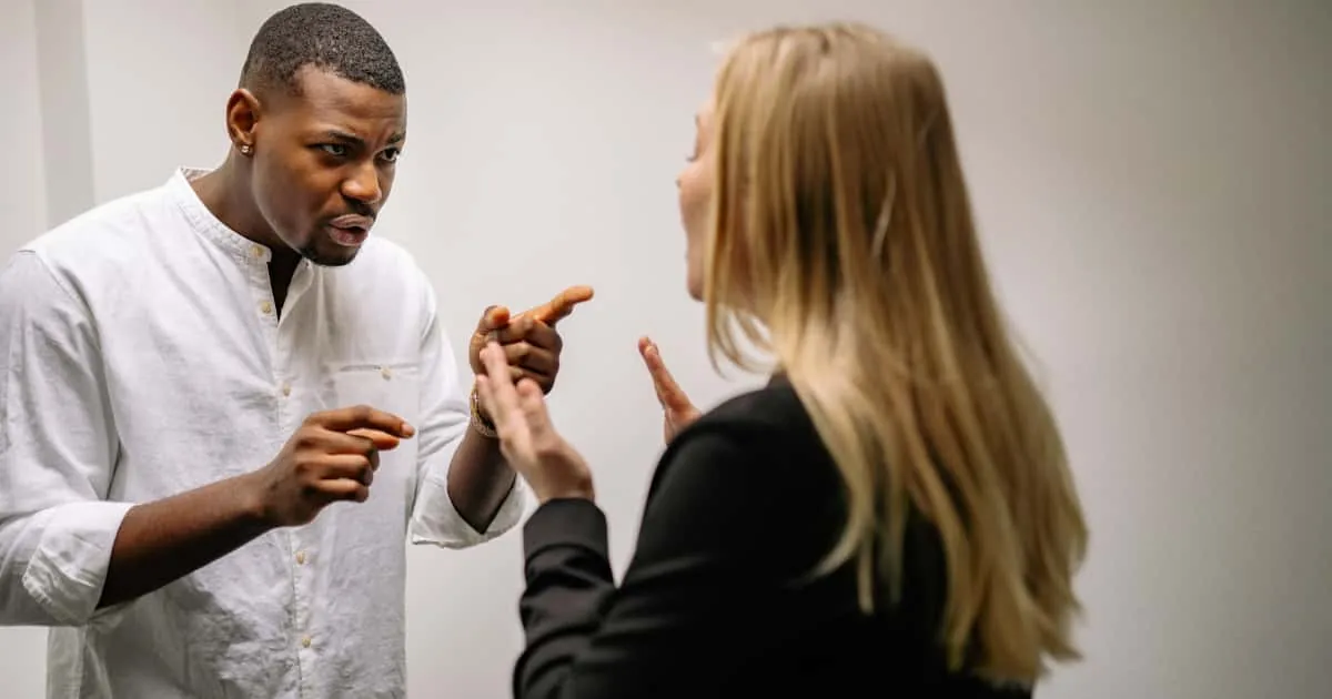 Hombre y mujer discutiendo acaloradamente, señalándose con el dedo, representando un conflicto de pareja o amistad antes de la reconciliación.