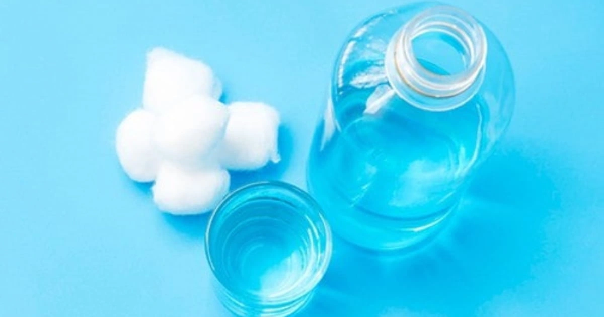 Botellita de agua oxigenada y algodón
