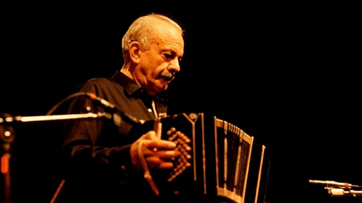 Astor Piazzolla en el escenario con su bandoneon