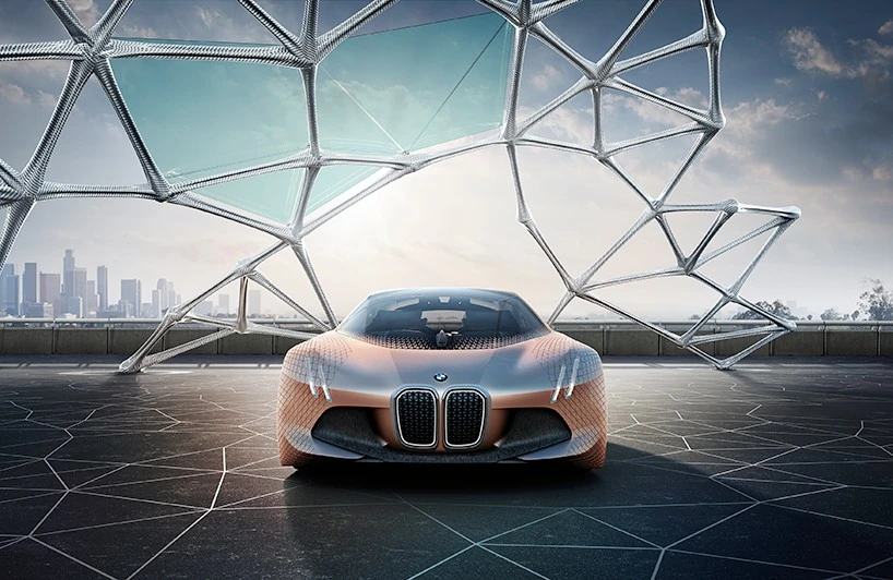 BMW Vision Next 100 - Perfil lateral aerodinámico Vista lateral del BMW Vision Next 100 destacando su perfil aerodinámico y las ruedas cubiertas parcialmente