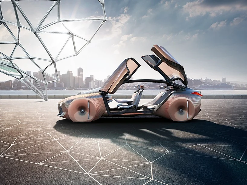 BMW Vision Next 100 - Vista frontal del concepto futurista Vista frontal del BMW Vision Next 100 mostrando su diseño futurista con líneas aerodinámicas y faros LED integrados