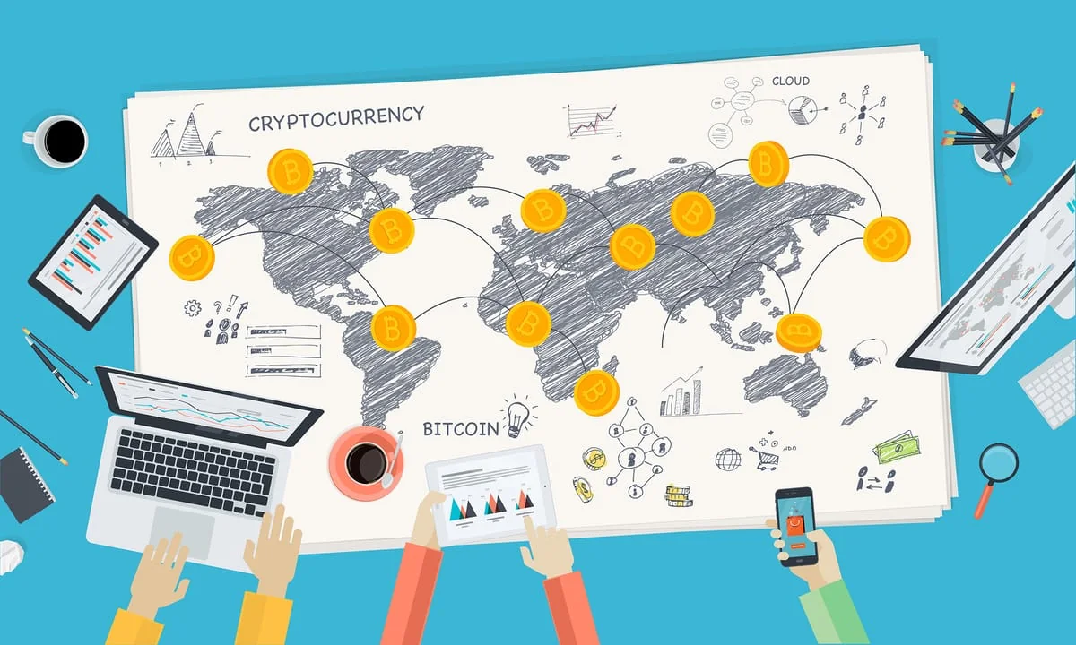 Mapa mundial con monedas de Bitcoin y gráficos financieros sobre criptomonedas.