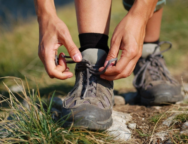 Las zapatillas para senderismo tienen tecnología diseñada para proteger el pie en terrenos difíciles.