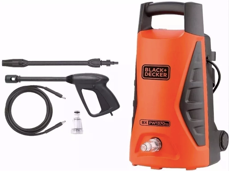 Kit de hidrolavadora eléctrica Black & Decker modelo PW1370TD color naranja, mostrando la pistola, manguera y accesorios de limpieza incluidos.