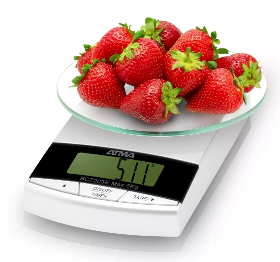 báscula electrónica atma blanca con fresas frescas en plato