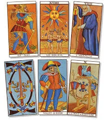 Seis cartas del Tarot con paletas de color intensas dispuestas en dos filas