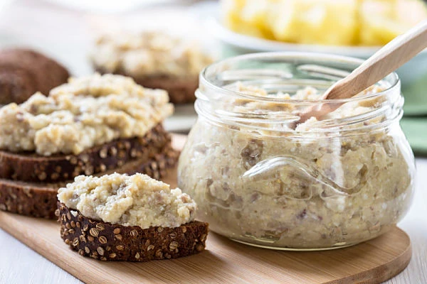 chucrut casero con tostadas y panes integrales
