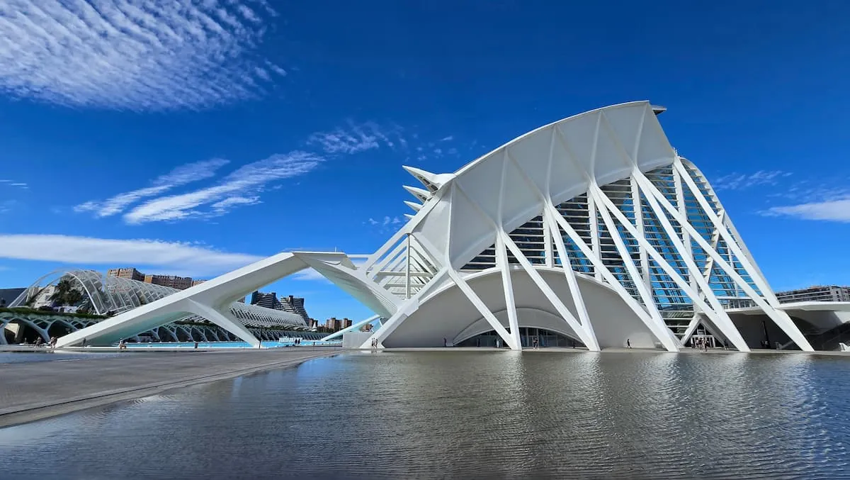 Foto a distancia de Ciudad de las Artes y las Ciencias de Valencia España 
