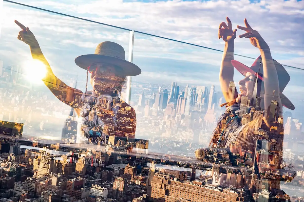 Gente bailando al amanecer con vista al skyline de Nueva York en un evento Daybreaker.