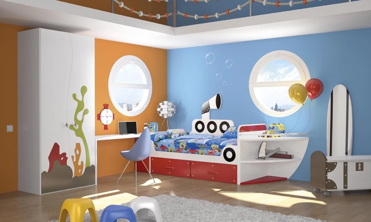 Habitación de niño con cama barco rojo y azul y pared naranja
