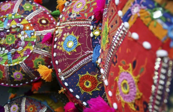 Almohadones indios bordados con espejitos, borlas y colores vivos