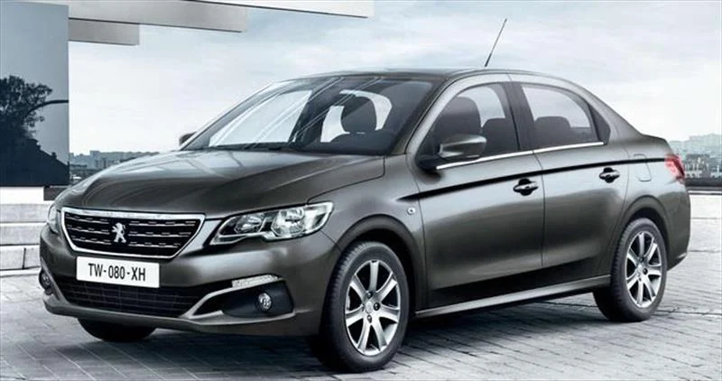 Berlina Peugeot 301 gris oscuro aparcada en una explanada, vista en tres cuartos