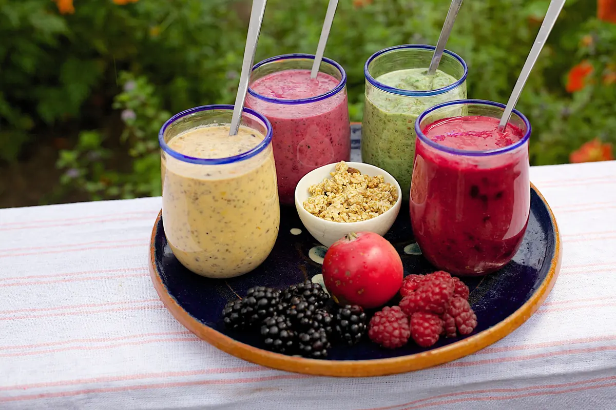 Agua saborizada de frutillas, limón y albahaca