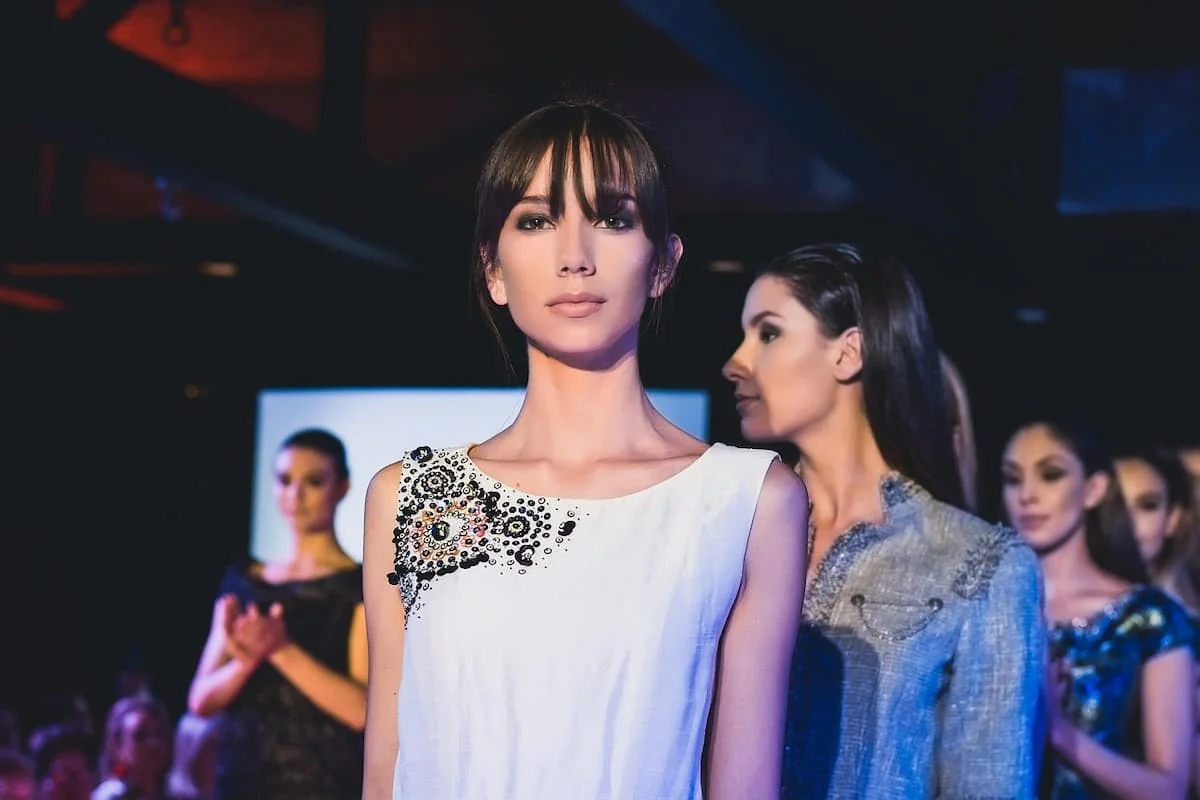 Desfile de moda de mujeres con look elegante sencillo, el sello del quiet luxury.