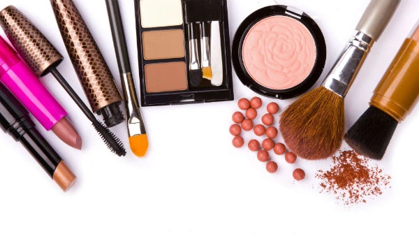 Diferentes tonos de base de maquillaje probados en el antebrazo