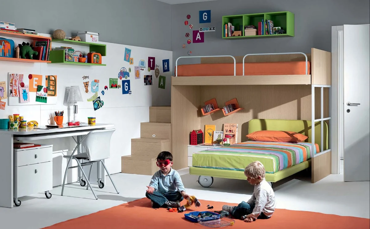 Habitación infantil con litera de madera clara, escritorio blanco y alfombra naranja