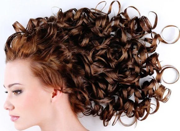 elegir-color-lapiz-tinte-cejas Mujer con cabello castaño, mostrando la importancia de elegir el color correcto de lápiz o tinte para cejas que armonice con el pelo.