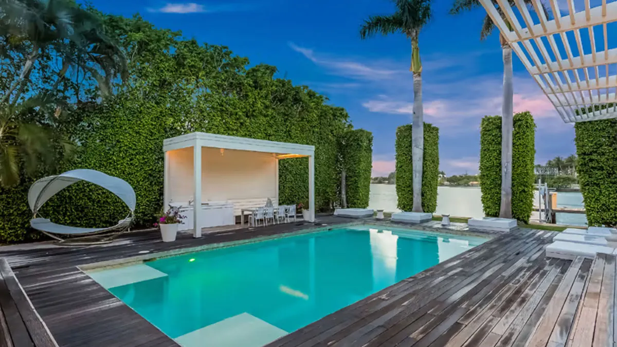 La parcela tiene unos 2.000 metros cuadrados y embarcadero propio de unos 30 metros con acceso a Biscayne Bay, en Miami Beach. Piscina de la casa de Shakira en Miami, en Key Biscayne